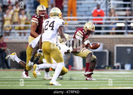 September 16, 2017, Chestnut Hill, MA, USA, Boston College Eagles zurück laufen Jon Hilliman (32) ungeschickte Versuche den Ball in der zweiten Hälfte der NCAA Football Spiel zwischen Notre Dame Fighting Irish und Boston College Eagles unter Alumni Stadium. Notre Dame besiegt Boston College 49-20. Anthony Nesmith/CSM Stockfoto