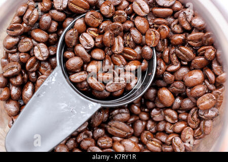 Foto von gerösteten Kaffeebohnen in den jar Stockfoto
