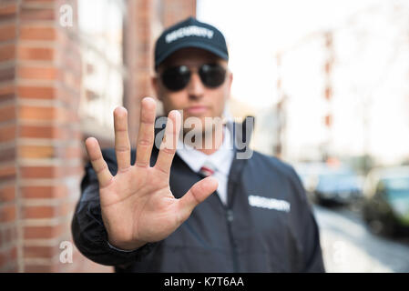 Männliche Security Guard, Stop-Schild mit Händen Stockfoto
