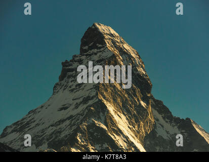 Matterhorn Peak bei Sonnenuntergang, retro style und körnige, Blick vom Bahnhof Gornergrat, Zermatt, Schweiz. Stockfoto