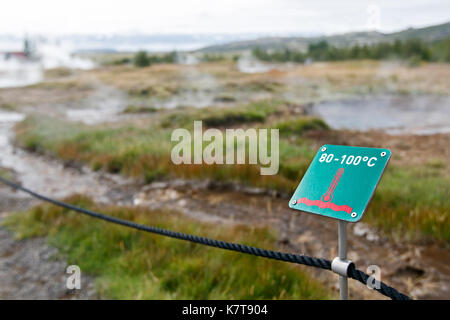 Anmelden Warnung vor hohe Temperatur des Thermalwassers der Geysir in Island. Stockfoto