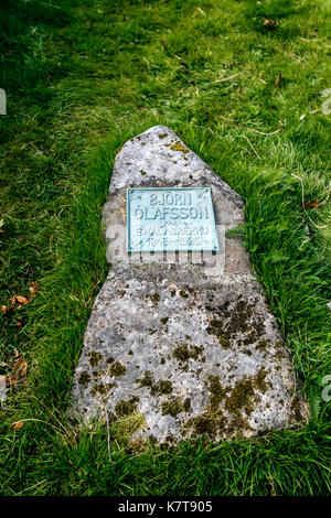 Grab stein auf einem kleinen Friedhof von der Kirche in Thingvellir Island. Stockfoto