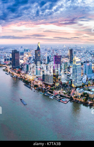 Royalty Free Stock Bild in hoher Qualität Luftaufnahme von Ho Chi Minh City, Vietnam. Schönheit Wolkenkratzer entlang des Flusses licht Smooth Down Stadtentwicklung Stockfoto