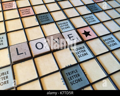 Das Wort "Liebe" auf einem Scrabble Board geschrieben Stockfoto