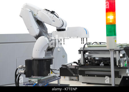 Robotic Kommissionierung von Leiterplatten in der elektronischen Industrie auf weißem Hintergrund mit Freistellungspfad isoliert Stockfoto