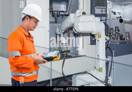 Ingenieur Programmierung automatische roboterhand Werkzeugmaschinen mit CNC-Maschine in der Automobilindustrie Stockfoto