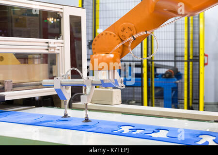 Automatisierte Roboterarm Kommissionierung kunststoffumformung Blatt im verarbeitenden Gewerbe, in der Industrie 4.0 Konzept Stockfoto