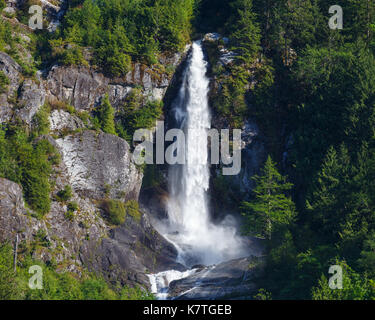 Majestätischen Wasserfall nach unten fließt, steilen Bergen in North Cascades National Park. Stockfoto