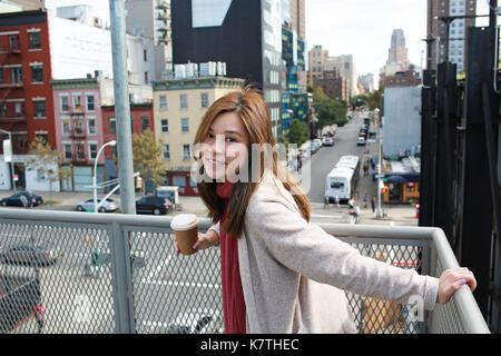 Glückliches Mädchen mit tne New Yorker Straße snapshot Stockfoto