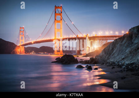 Die Golden Gate Bridge, San Francisco, beleuchtete nach Sonnenuntergang. Stockfoto