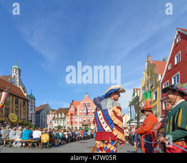 Tag Fischertag (Fischer), Parade der Stadtwache in traditionellen Kostümen vor dem Rathaus (Town Hall), Memmingen, Schwaben, Schwaben, Bayern, Bayern, Stockfoto