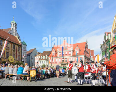 Tag Fischertag (Fischer), Parade der Stadtwache in traditionellen Kostümen vor dem Rathaus (Town Hall), Memmingen, Schwaben, Schwaben, Bayern, Bayern, Stockfoto