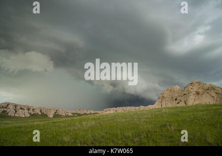 Eine niedrige und ominöse Shelf cloud Ansätze felsigen Klippen auf einem Hügel in Nebraska. Stockfoto