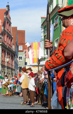 Tag Fischertag (Fischer), Parade der Stadtwache in traditionellen Kostümen vor dem Rathaus (Town Hall), Memmingen, Schwaben, Schwaben, Bayern, Bayern, Stockfoto