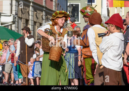 Tag Fischertag (Fischer), Parade der Stadtwache in traditionellen Kostümen vor dem Rathaus (Town Hall), Memmingen, Schwaben, Schwaben, Bayern, Bayern, Stockfoto