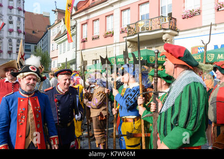 Tag Fischertag (Fischer), Parade der Stadtwache in traditionellen Kostümen vor dem Rathaus (Town Hall), Memmingen, Schwaben, Schwaben, Bayern, Bayern, Stockfoto