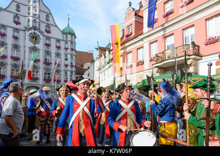 Tag Fischertag (Fischer), Parade der Stadtwache in traditionellen Kostümen vor dem Rathaus (Town Hall), Memmingen, Schwaben, Schwaben, Bayern, Bayern, Stockfoto
