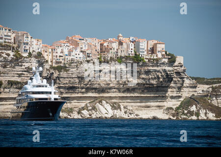 Panoramablick von Bonifacio Stadt und Klippen mit Motor Yacht auf Anker, Insel Korsika, Frankreich Stockfoto