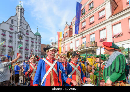 Tag Fischertag (Fischer), Parade der Stadtwache in traditionellen Kostümen vor dem Rathaus (Town Hall), Memmingen, Schwaben, Schwaben, Bayern, Bayern, Stockfoto