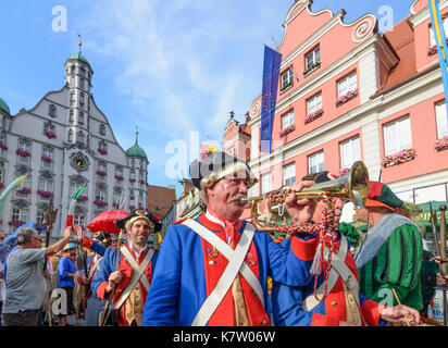 Tag Fischertag (Fischer), Parade der Stadtwache in traditionellen Kostümen vor dem Rathaus (Town Hall), Memmingen, Schwaben, Schwaben, Bayern, Bayern, Stockfoto
