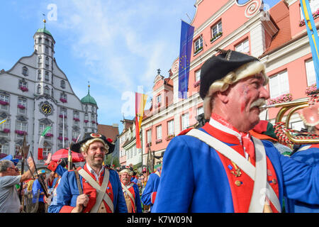 Tag Fischertag (Fischer), Parade der Stadtwache in traditionellen Kostümen vor dem Rathaus (Town Hall), Memmingen, Schwaben, Schwaben, Bayern, Bayern, Stockfoto