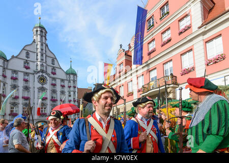 Tag Fischertag (Fischer), Parade der Stadtwache in traditionellen Kostümen vor dem Rathaus (Town Hall), Memmingen, Schwaben, Schwaben, Bayern, Bayern, Stockfoto
