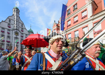 Tag Fischertag (Fischer), Parade der Stadtwache in traditionellen Kostümen vor dem Rathaus (Town Hall), Memmingen, Schwaben, Schwaben, Bayern, Bayern, Stockfoto