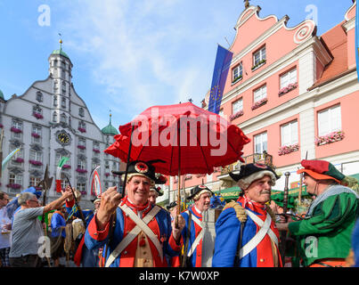 Tag Fischertag (Fischer), Parade der Stadtwache in traditionellen Kostümen vor dem Rathaus (Town Hall), Memmingen, Schwaben, Schwaben, Bayern, Bayern, Stockfoto