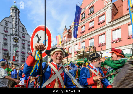 Tag Fischertag (Fischer), Parade der Stadtwache in traditionellen Kostümen vor dem Rathaus (Town Hall), Memmingen, Schwaben, Schwaben, Bayern, Bayern, Stockfoto