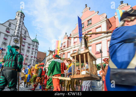 Tag Fischertag (Fischer), Parade der Stadtwache in traditionellen Kostümen vor dem Rathaus (Town Hall), Memmingen, Schwaben, Schwaben, Bayern, Bayern, Stockfoto