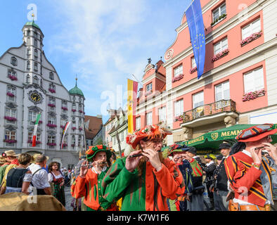 Tag Fischertag (Fischer), Parade der Stadtwache in traditionellen Kostümen vor dem Rathaus (Town Hall), Memmingen, Schwaben, Schwaben, Bayern, Bayern, Stockfoto