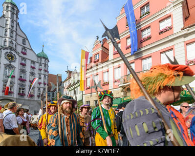 Tag Fischertag (Fischer), Parade der Stadtwache in traditionellen Kostümen vor dem Rathaus (Town Hall), Memmingen, Schwaben, Schwaben, Bayern, Bayern, Stockfoto