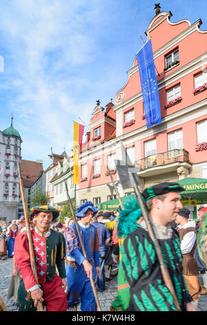 Tag Fischertag (Fischer), Parade der Stadtwache in traditionellen Kostümen vor dem Rathaus (Town Hall), Memmingen, Schwaben, Schwaben, Bayern, Bayern, Stockfoto
