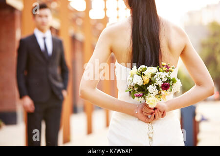 Asiatische liebenden Braut und Bräutigam am Hochzeitstag. Stockfoto