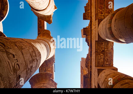 Ägyptische Hieroglyphen Spalten in Luxor, Ägypten Stockfoto