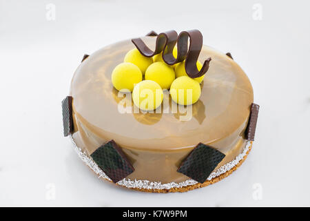 Caramel Kaffee Kuchen in den Spiegel Glasur. Stockfoto