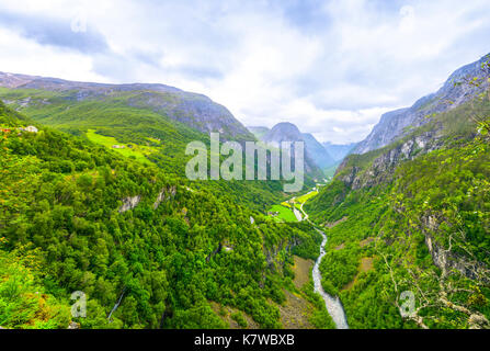 Blick über das Tal von Naeroydalen Hotel Stalheim, Dorf Stalheim in der Gemeinde Voss, Norwegen, Skandinavien Stockfoto