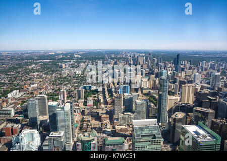 Toronto, Kanada - August 2,2015: Blick auf Toronto Skyline der Stadt von der Spitze des CN Tower, der an einem sonnigen Tag. Stockfoto