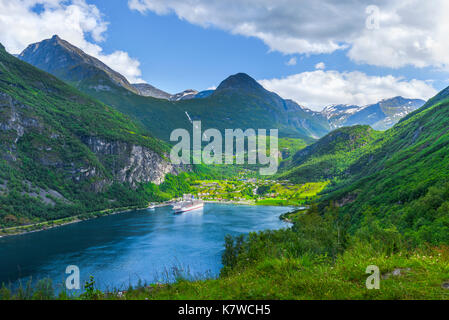 Eine Kreuzfahrt Schiff ankern in der Bucht von Geiranger, Panorama, Geirangerfjord, Norwegen Stockfoto