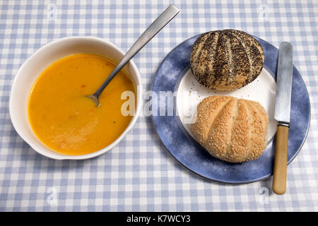 Pikante Kürbis Suppe mit gesäter Rollen Stockfoto
