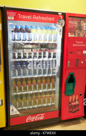 Coca Cola trinken Automaten in einem Flughafen in Großbritannien Stockfoto