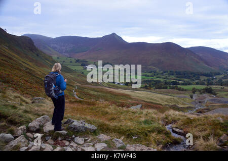 Einsame Dame Fellwalker suchen Sie die Newlands Valley in Richtung Wainwright Berg Causey Hecht aus dem Weg Hause Tor auf dem Weg zum Catbells. Stockfoto