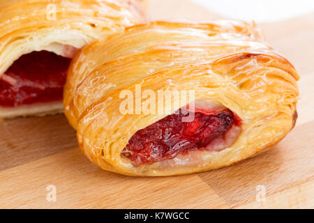 Blätterteig Pasteten mit Cherry und Honig. Stockfoto