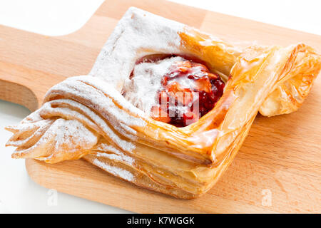 Öffnen pasteten Blätterteig Pasteten mit Preiselbeeren, Äpfel und Honig. Stockfoto