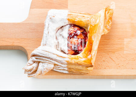 Öffnen pasteten Blätterteig Pasteten mit Preiselbeeren, Äpfel und Honig. Stockfoto