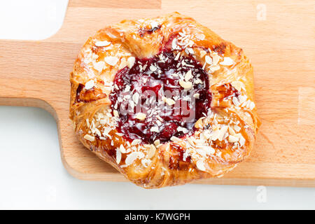 Pasteten Blätterteig Pasteten mit Honig, Beeren und Nüsse zu öffnen. Stockfoto