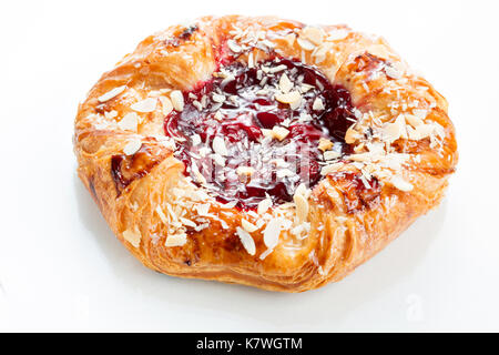 Pasteten Blätterteig Pasteten mit Honig, Beeren und Nüsse zu öffnen. Stockfoto