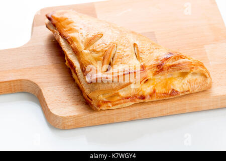 Blätterteig Pasteten mit Honig, Beeren und Nüsse. Stockfoto