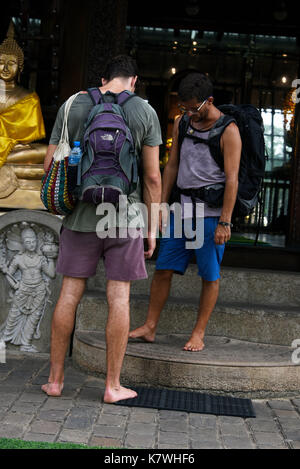 Junge Rucksacktouristen am Seema Malaka Tempel (Simamalaka Schrein), der auf einer kleinen Insel am Beira See und in der Nähe des Sir James Pieri liegt Stockfoto