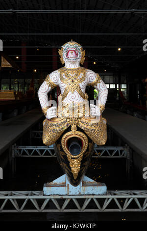 Krabi Präp Muang Mann Kahn hat eine Galionsfigur der ungekrönte monkey Krieger mit weißem Körper von Hanuman. Mit goldenen Lack und Glas gestaltet. Stockfoto